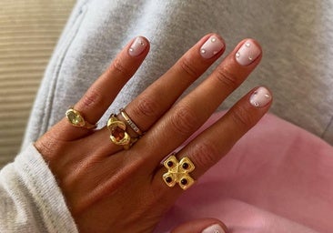 Esmalte largo de uñas para acabado impecable todo el verano